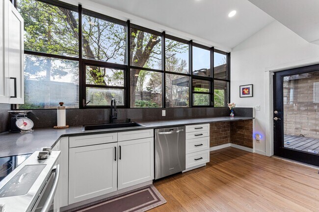 Building Photo - Stunning 4-bedroom / 3-bathroom townhome i...