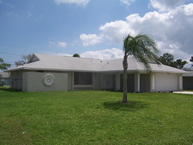 Foto del edificio - 2163 SE Shelter Dr