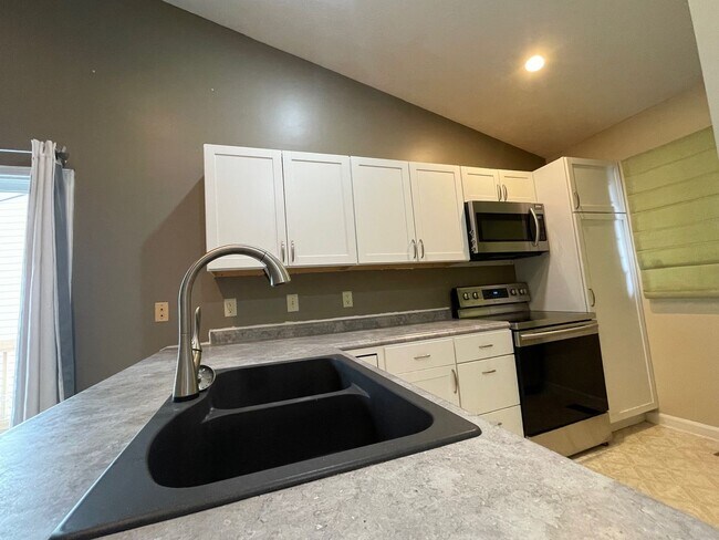 Foto del edificio - The Pointe Condo 2 Bed 2 Bath Water Edge Community