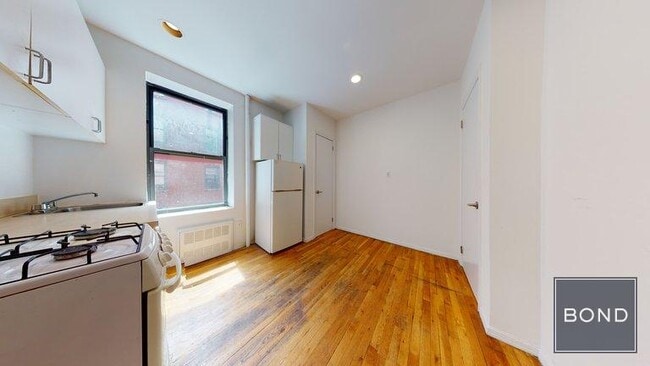 Building Photo - 419 E 73rd St