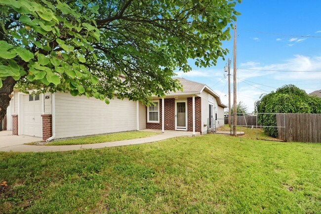 Building Photo - Three Bedroom Duplex with Neutral Color Pa...