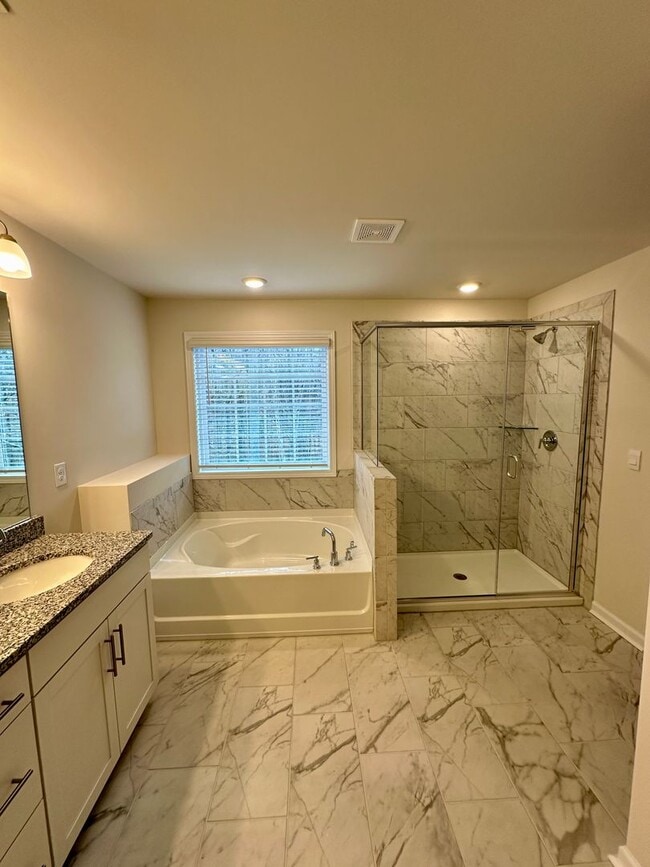Building Photo - Beautiful 4BR/3BA Home in Falls Cove @ Lak...