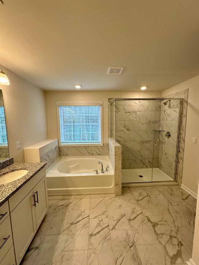 Foto del edificio - Beautiful 4BR/3BA Home in Falls Cove @ Lak...