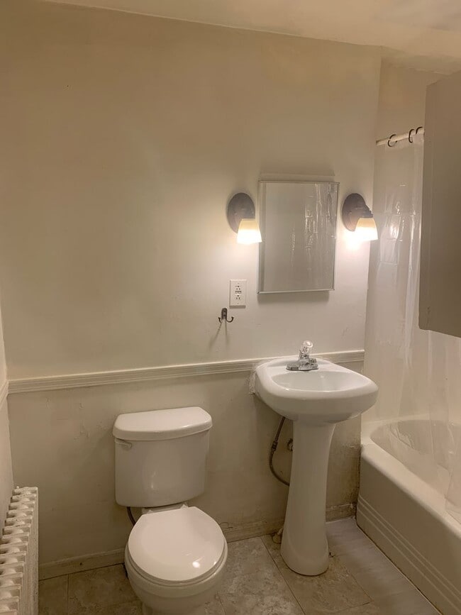 Building Photo - 1st Floor 1 Bedroom Apartment-York City SD