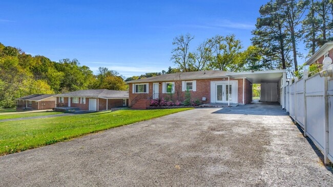 Building Photo - Charming Brick Rancher!