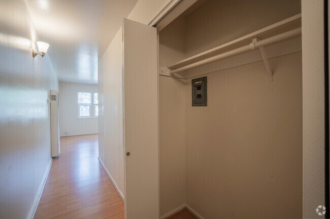 1 habitación, 1 baño - 600 pies cuadrados - Entrada - 2500 Dana St