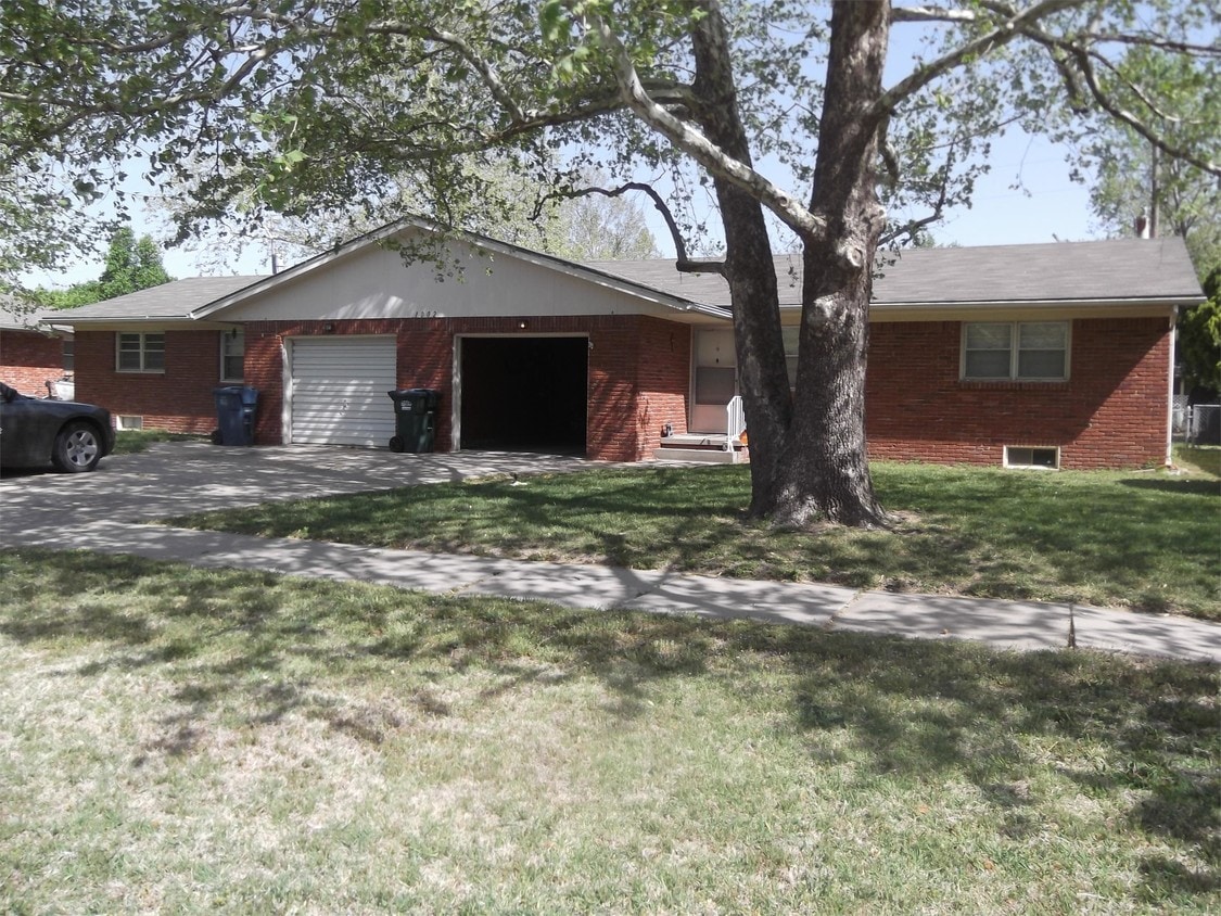 Primary Photo - 1002 E 23rd Ave