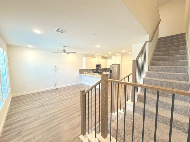 Building Photo - 925 Utica Dr
