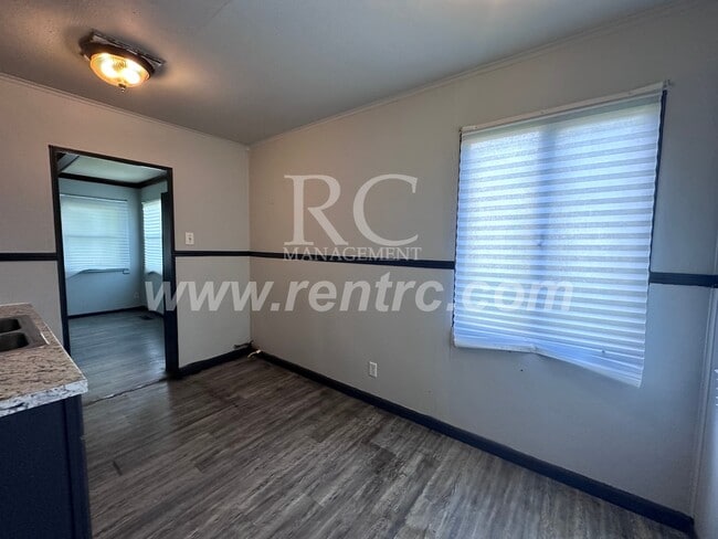 Building Photo - 605 Pixley-