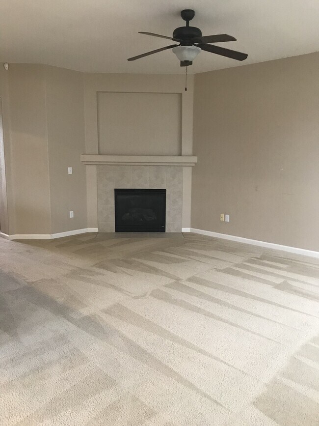 Foto del edificio - Apply Now to Schedule Viewing - Do Not Disturb Tenants.