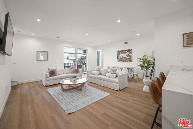 Foto del edificio - 13696 Woodman Ave