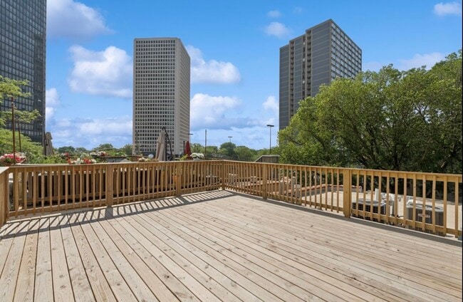 Building Photo - 1023 W Balmoral Ave