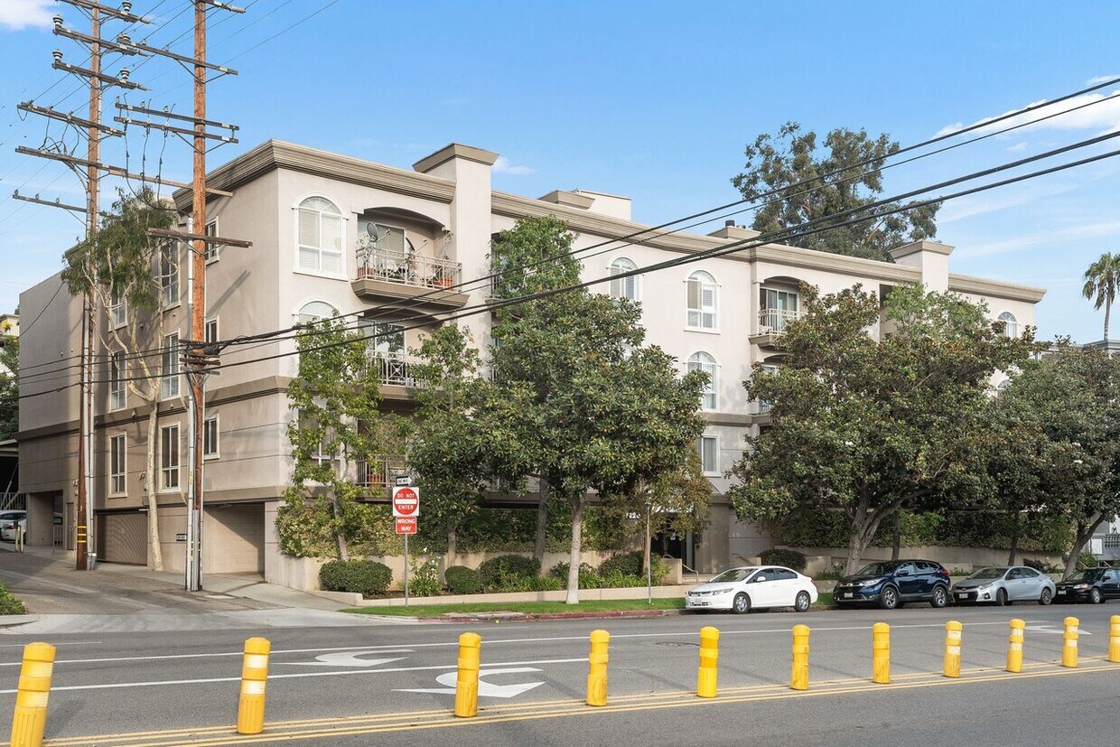 Primary Photo - 1820 S Beverly Glen Blvd