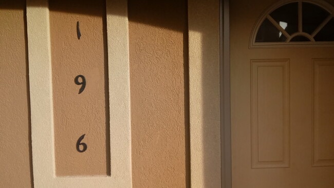 Building Photo - 3 bedroom 2.5 bath Rock Creek Town Home wi...