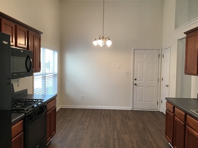 Foto del edificio - 2512 Walnut Tree Ln