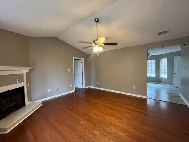 Foto del edificio - Renovated 3 Bedroom 2 Bath Home with 2 Car...