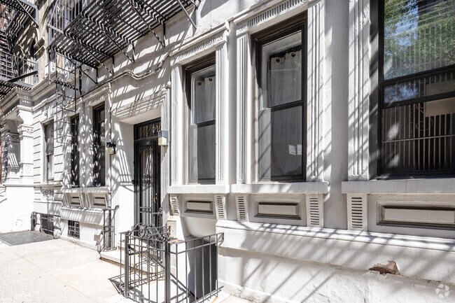 Building Photo - 123 E 90th St