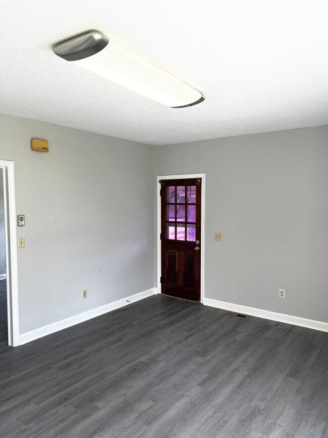 Foto del edificio - Newly Renovated 1 Bed/1 Bath Quadplex in C...
