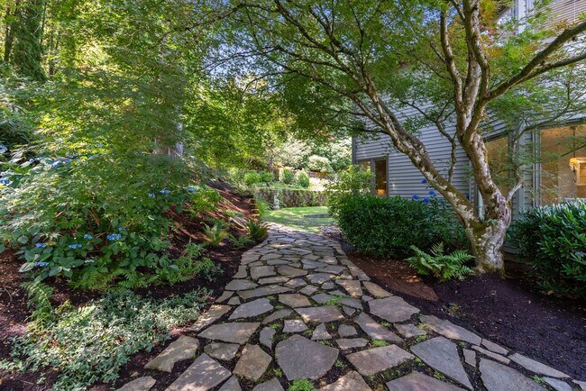 Foto del edificio - Beautiful Lake Oswego Traditional
