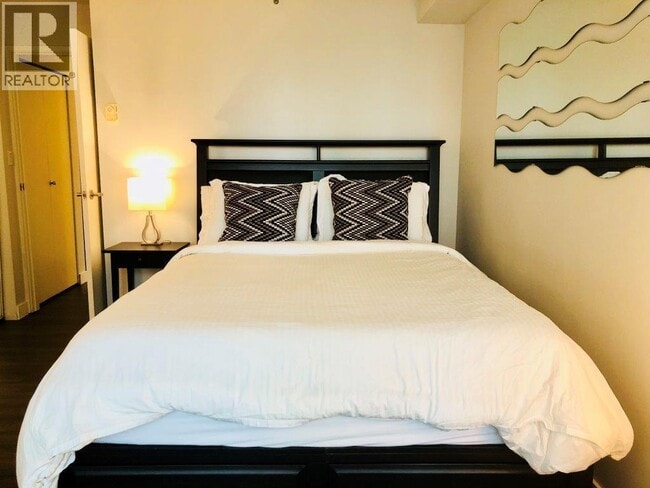 Building Photo - 555 Jervis St