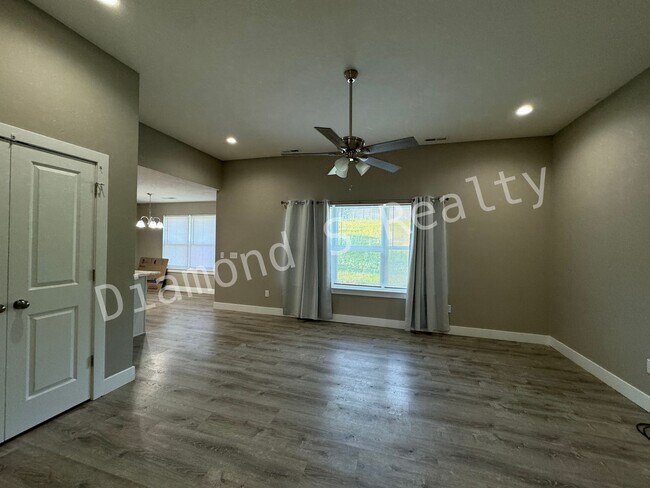 Building Photo - MOVE IN SPECIAL:  FIRST FULL MONTH FREE WI...