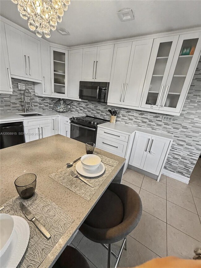 Foto del edificio - 1423 Holly Heights Dr