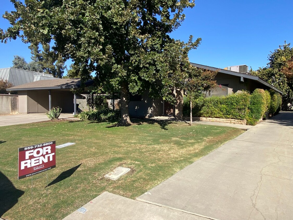 Foto principal - Charming Condo near Country Club Available...
