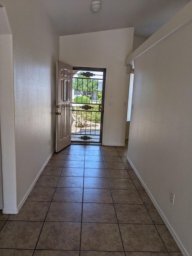 Building Photo - 3846 E Nicole Ave