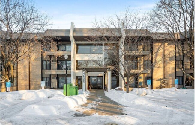Foto del edificio - Modern Comfort in a Prime Location for $1,...