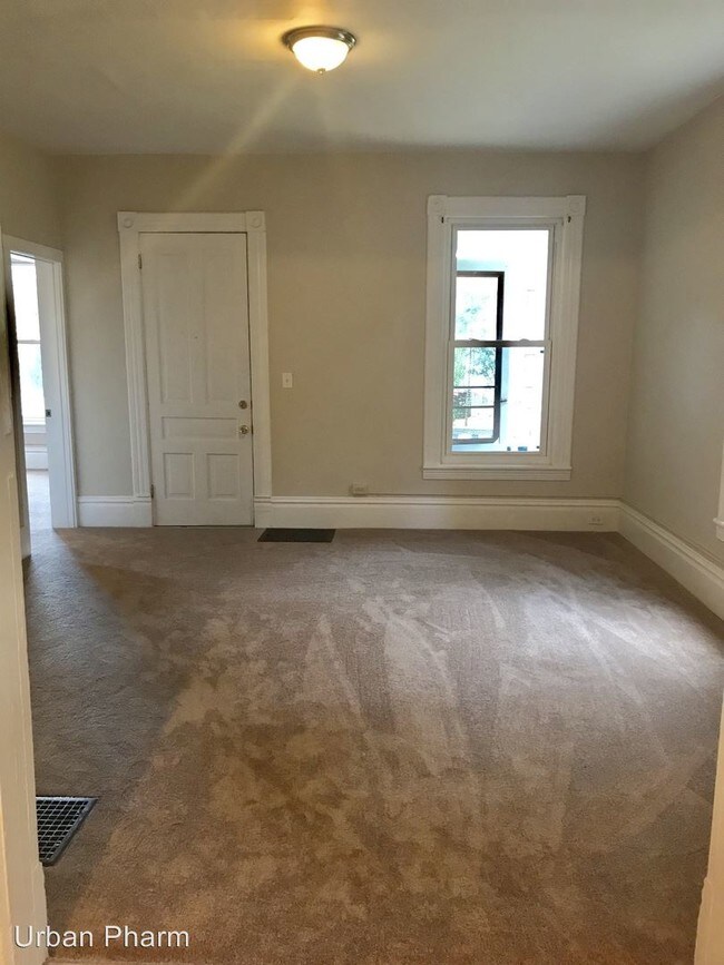 Foto del edificio - 737 Clancy Ave NE