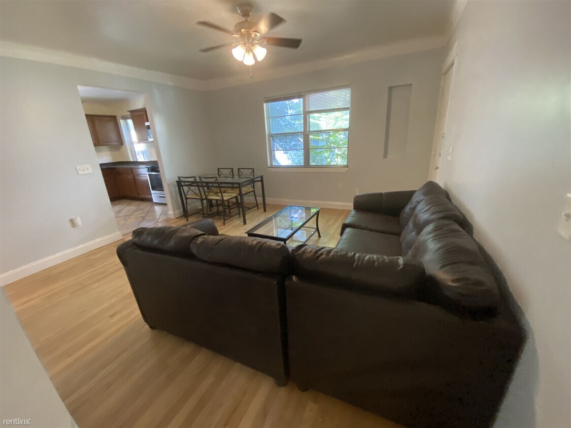 Primary Photo - 4 br, 2 bath House - 414 S 1st St