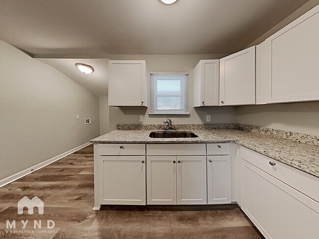 Foto del edificio - 716 Peaceful Glen Rd