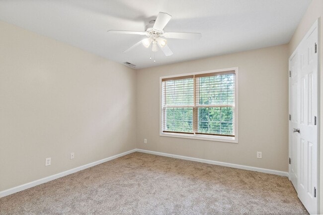 Foto del edificio - Come take a look at this 5 bedroom beauty!