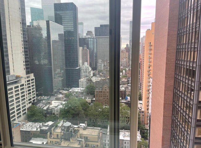 Building Photo - 236 E 47th St