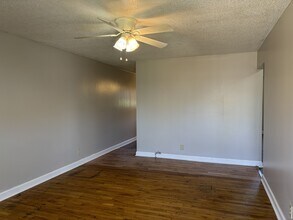 Building Photo - 2033 S Ingram Mill Rd