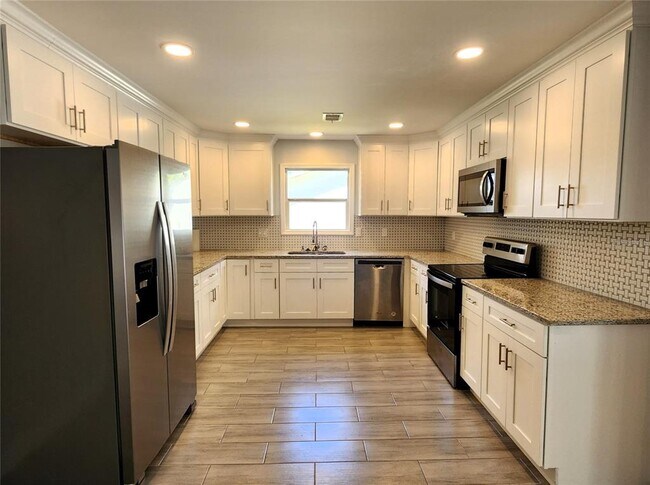 Foto del edificio - 2617 Pine Tree Dr