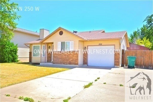 Building Photo - Beautiful 3 Bedroom Layton Home! No Deposi...