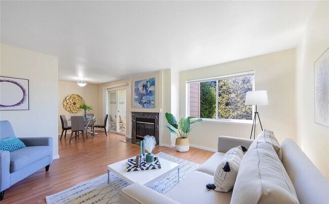 Building Photo - Stunning 2 Bed 2 Bath Bellevue Condo w/ Co...