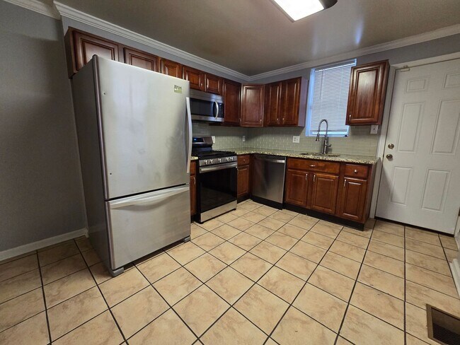 Foto del edificio - Bright 3 bed 1.5 bath