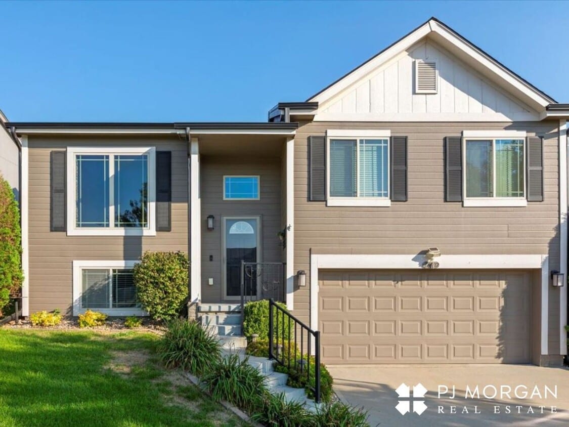 Primary Photo - 3 Bedroom , 2 Bathroom House - Available I...