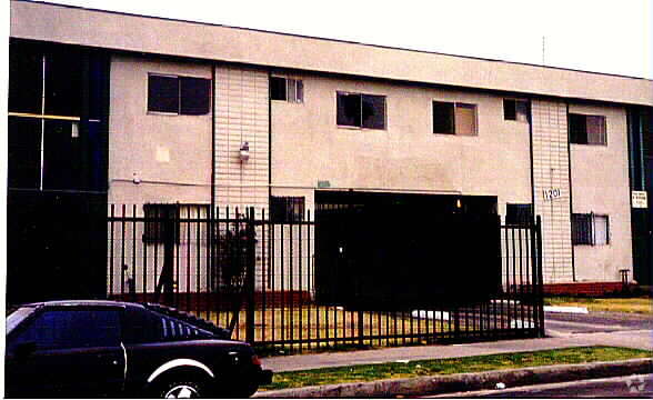 Primary Photo - 1209 W 39th Pl