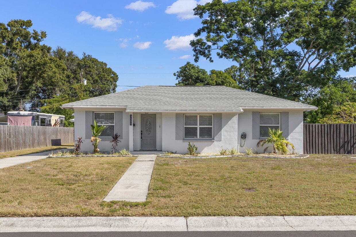 Foto principal - 3505 Prescott St N