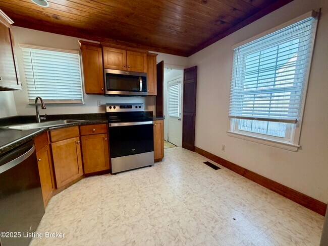 Building Photo - 628 Harris Pl