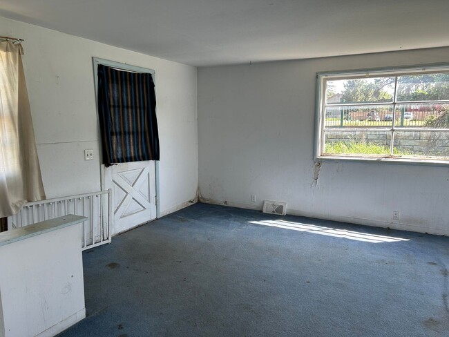 Building Photo - Handyman Special!  1 BD/1BA Home Close to ...