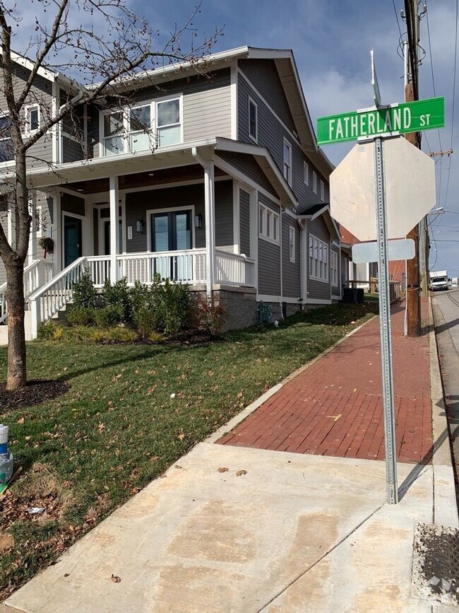 Building Photo - 523 Fatherland St