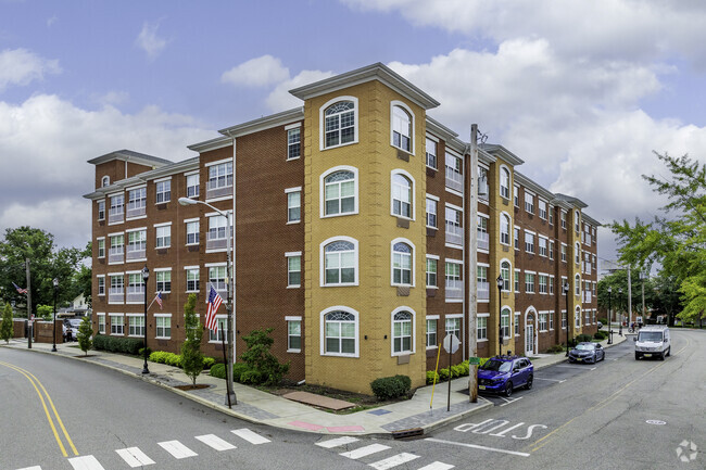 Building Photo - Lakeside Residence