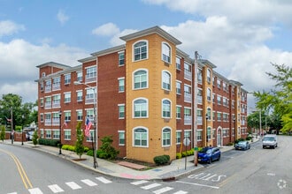 Building Photo - Lakeside Residence