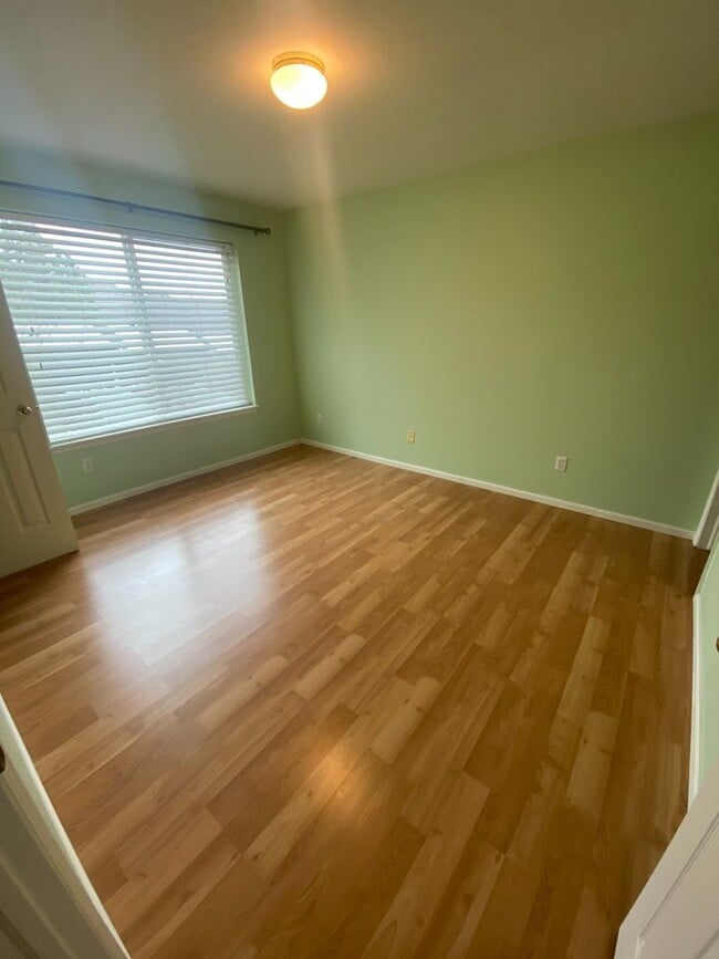 Building Photo - GREAT LOCATION 2 Bed 2 Bath Condo in Hunter's Ridge-Available Now!