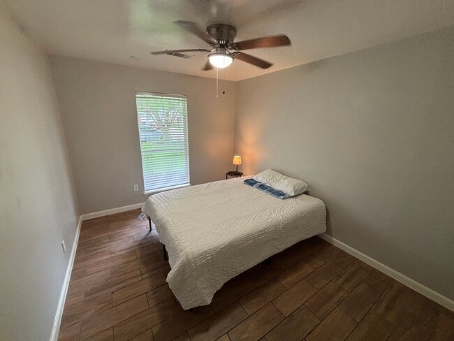 Foto del edificio - 9423 Fairdale Ln