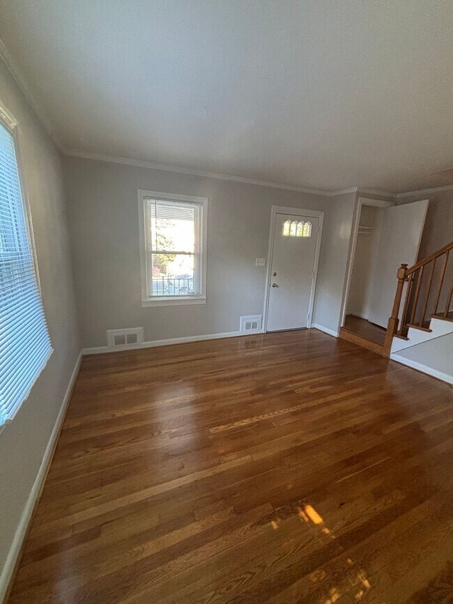 Building Photo - 2856 Fairhaven Ave